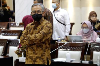 Ketua Dewan Komisioner Otoritas Jasa Keuangan Wimboh Santoso mengikuti raker dengan Komisi XI DPR di Kompleks Parlemen, Senayan, Jakarta, Selasa (30/3/2021).