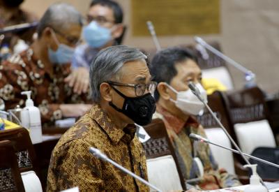 Ketua Dewan Komisioner Otoritas Jasa Keuangan Wimboh Santoso mengikuti raker dengan Komisi XI DPR di Kompleks Parlemen, Senayan, Jakarta, Selasa (30/3/2021).