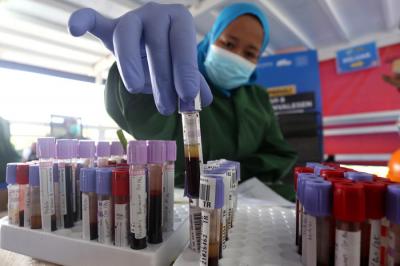 Pendonor menyumbangkan darahnya dalam aksi sosial Donor Darah dan Screening Donor Plasma Konvalesen diatas Kapal Rumah Sakit Terapung Ksatria Airlangga.