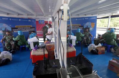 Pendonor menyumbangkan darahnya dalam aksi sosial Donor Darah dan Screening Donor Plasma Konvalesen diatas Kapal Rumah Sakit Terapung Ksatria Airlangga.