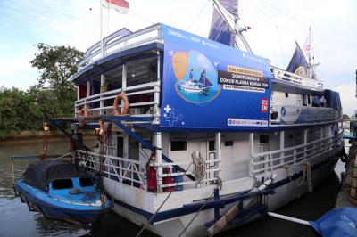 Pendonor menyumbangkan darahnya dalam aksi sosial Donor Darah dan Screening Donor Plasma Konvalesen diatas Kapal Rumah Sakit Terapung Ksatria Airlangga.