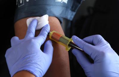 Pendonor menyumbangkan darahnya dalam aksi sosial Donor Darah dan Screening Donor Plasma Konvalesen diatas Kapal Rumah Sakit Terapung Ksatria Airlangga.