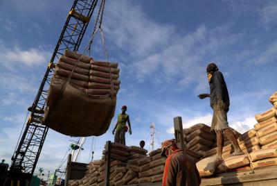 Pekerja melakukan proses bongkar muat Semen Tonasa di Pelabuhan Rakyat Kalimas, Tanjung Perak, Surabaya, Jawa Timur, Selasa (30/3/2021).