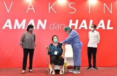 Presiden Joko Widodo meninjau jalannya vaksinasi massal di Gedung Bursa Efek Indonesia, Jakarta, Rabu (31/3/2021).