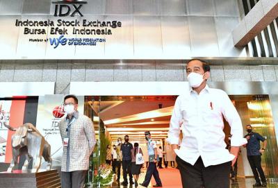 Presiden Joko Widodo meninjau jalannya vaksinasi massal di Gedung Bursa Efek Indonesia, Jakarta, Rabu (31/3/2021).