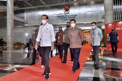 Presiden Joko Widodo meninjau jalannya vaksinasi massal di Gedung Bursa Efek Indonesia, Jakarta, Rabu (31/3/2021).