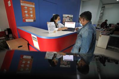 Petugas Lembaga Penjamin Simpanan (LPS) melayani nasabah di Bank Perkreditan Rakyat (BPR) Arthaprima Danajasa, Kota Bekasi, Jawa Barat, Selasa (30/3/2021).