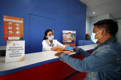 Petugas Lembaga Penjamin Simpanan (LPS) melayani nasabah di Bank Perkreditan Rakyat (BPR) Arthaprima Danajasa, Kota Bekasi, Jawa Barat, Selasa (30/3/2021).