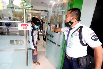 Karyawan melayani nasabah di Kantor Cabang Pegadaian di kawasan, Jakarta Pusat, Rabu (31/3/2021).