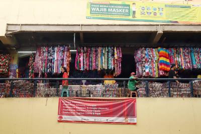 Pedagang mengemas pakaian jadi yang laku terjual di Pusat Grosir Pasar Cipulir, Jakarta, Rabu (31/3/2021).