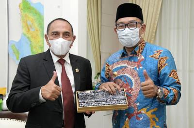 Gubernur Jawa Barat Ridwan Kamil (kanan), Gubernur Sumatera Utara Edi Rahmayadi saat berkunjung ke rumah dinas Gubernur Sumut, Kota Medan, Rabu (31/3/2021).
