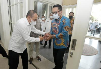 Gubernur Jawa Barat Ridwan Kamil (kanan), Gubernur Sumatera Utara Edi Rahmayadi saat berkunjung ke rumah dinas Gubernur Sumut, Kota Medan, Rabu (31/3/2021).