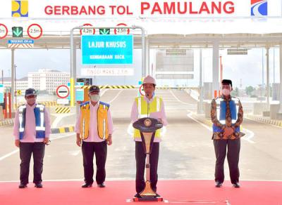 Presiden Joko Widodo meresmikan Jalan Tol Serpong-Cinere ruas Serpong-Pamulang dan Jalan Tol Cengkareng-Batuceper-Kunciran, Kamis (1/4/2021).