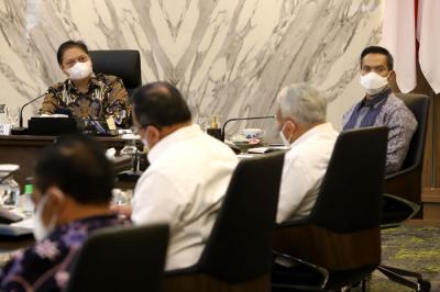 Menteri Koordinator Bidang Perekonomian Airlangga Hartarto saat menerima rombongan Kadin di Kantor Kemenko Perekonomian, Jakarta, Kamis (1/4/2021).
