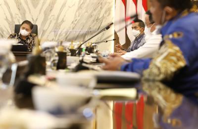 Menteri Koordinator Bidang Perekonomian Airlangga Hartarto saat menerima rombongan Kadin di Kantor Kemenko Perekonomian, Jakarta, Kamis (1/4/2021).
