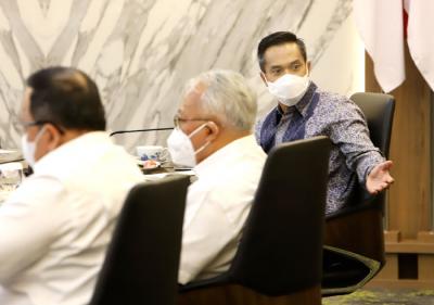 Menteri Koordinator Bidang Perekonomian Airlangga Hartarto saat menerima rombongan Kadin di Kantor Kemenko Perekonomian, Jakarta, Kamis (1/4/2021).