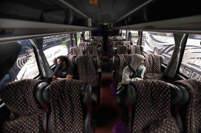 Suasana pool Bus AKAP terlihat masih sepi di Lebak Bulus, Jakarta, Kamis (1/4/2021).