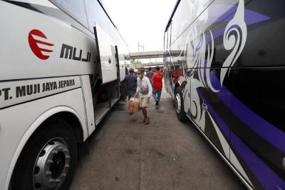 Suasana pool Bus AKAP terlihat masih sepi di Lebak Bulus, Jakarta, Kamis (1/4/2021).