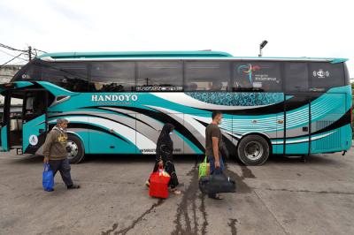 Suasana pool Bus AKAP terlihat masih sepi di Lebak Bulus, Jakarta, Kamis (1/4/2021).