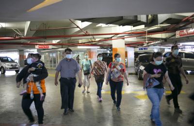 Petugas medis menyuntikan vaksin Covid-19 kepada pelaku usaha mikro kecil menengah di Jakarta, Kamis (1/4/2021).