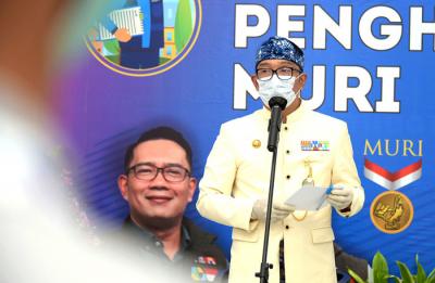 Gubernur Jawa Barat Ridwan Kamil menerima dua penghargaan dari Museum Rekor Indonesia (MURI) di Gedung Pakuan, Kota Bandung, Jawa Barat, Kamis (1/4/2021).