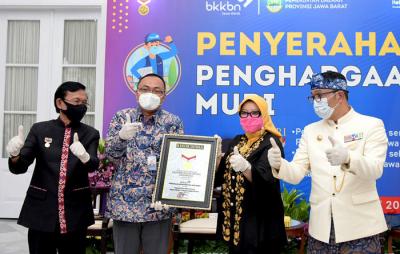 Gubernur Jawa Barat Ridwan Kamil menerima dua penghargaan dari Museum Rekor Indonesia (MURI) di Gedung Pakuan, Kota Bandung, Jawa Barat, Kamis (1/4/2021).
