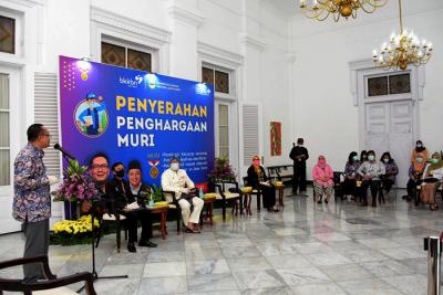 Gubernur Jawa Barat Ridwan Kamil menerima dua penghargaan dari Museum Rekor Indonesia (MURI) di Gedung Pakuan, Kota Bandung, Jawa Barat, Kamis (1/4/2021).