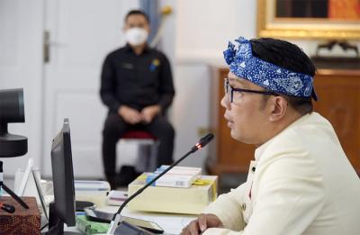 Gubernur Jawa Barat Ridwan Kamil saat menghadiri acara Dialog Penyiaran Jawa Barat secara virtual di Gedung Pakuan, Kota Bandung, Jawa Barat, Kamis (1/4/2021).