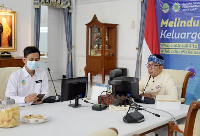 Gubernur Jawa Barat Ridwan Kamil saat menghadiri acara Dialog Penyiaran Jawa Barat secara virtual di Gedung Pakuan, Kota Bandung, Jawa Barat, Kamis (1/4/2021).