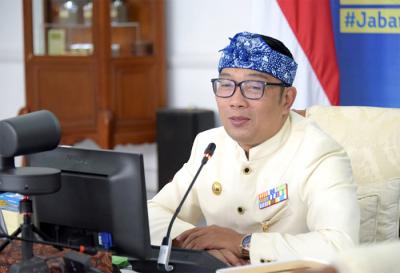 Gubernur Jawa Barat Ridwan Kamil saat menghadiri acara Dialog Penyiaran Jawa Barat secara virtual di Gedung Pakuan, Kota Bandung, Jawa Barat, Kamis (1/4/2021).