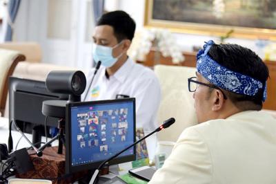 Gubernur Jawa Barat Ridwan Kamil saat menghadiri acara Dialog Penyiaran Jawa Barat secara virtual di Gedung Pakuan, Kota Bandung, Jawa Barat, Kamis (1/4/2021).
