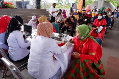 Tim medis dan peserta vaksinasi berpakaian baju adat mengikuti Festival Smart Vaksinasi Makassar di Makassar, Sulawesi Selatan, Kamis (1/4/2021).