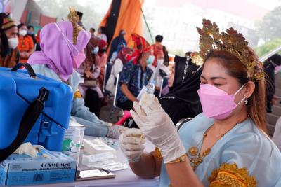 Tim medis dan peserta vaksinasi berpakaian baju adat mengikuti Festival Smart Vaksinasi Makassar di Makassar, Sulawesi Selatan, Kamis (1/4/2021).