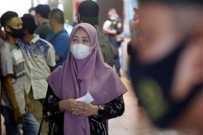 Pedagang dan pemilik toko pusat elektronik menjalani vaksinasi Covid-19 di Hi-Tech Mall Surabaya, Jawa Timur, Kamis (1/4/2021).