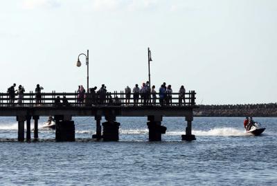 Pengunjung bermain di Pantai Indah Ancol di Jakarta, Jumat (2/4/2021).