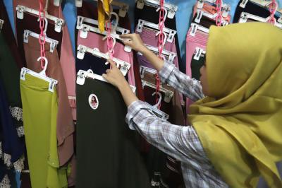 Penjual merapikan hijab di toko busana muslim di kawasan Pondok Melati, Kota Bekasi, Jawa Barat, Jumat (2/4/2021).