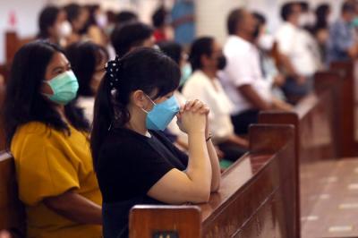 Umat Kristiani melaksakan ibadah Misa Jumat Agung di Gereja Katolik Kristus Raja Surabaya, Jawa Timur, Jumat (2/4/2021).