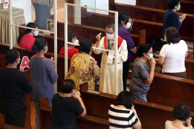 Umat Kristiani melaksakan ibadah Misa Jumat Agung di Gereja Katolik Kristus Raja Surabaya, Jawa Timur, Jumat (2/4/2021).