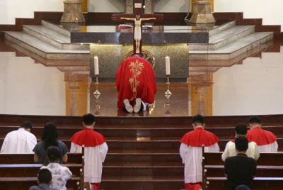 Umat Kristiani melaksakan ibadah Misa Jumat Agung di Gereja Katolik Kristus Raja Surabaya, Jawa Timur, Jumat (2/4/2021).