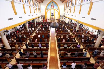 Umat Kristiani melaksakan ibadah Misa Jumat Agung di Gereja Katolik Kristus Raja Surabaya, Jawa Timur, Jumat (2/4/2021).