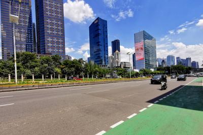 Pengendara melintas di Jalan Jenderal Sudirman, Jakarta, Jumat (2/4/2021).