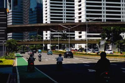 Pengendara melintas di Jalan Jenderal Sudirman, Jakarta, Jumat (2/4/2021).