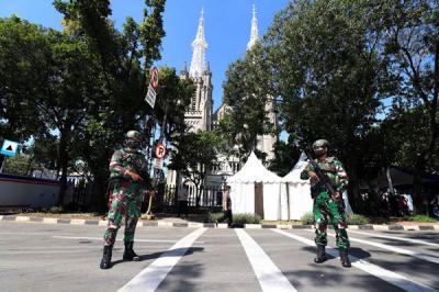 Penjagaan oleh sejumlah aparat dari TNI dan Polri tersebut guna menjamin keamanan bagi umat kristiani dalam melaksanakan ibadah.