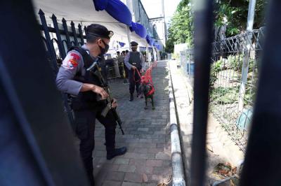 Penjagaan oleh sejumlah aparat dari TNI dan Polri tersebut guna menjamin keamanan bagi umat kristiani dalam melaksanakan ibadah.