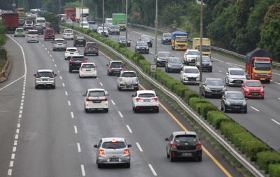 Pengendara mobil saat berada di jalan Tol Jakarta Outer Ring Road (JORR) di kawasan Kota Bekasi, Jawa Barat, Jumat (2/4/2021).