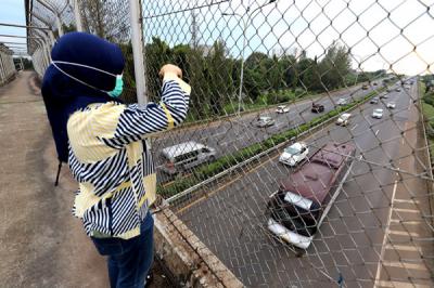Pengendara mobil saat berada di jalan Tol Jakarta Outer Ring Road (JORR) di kawasan Kota Bekasi, Jawa Barat, Jumat (2/4/2021).