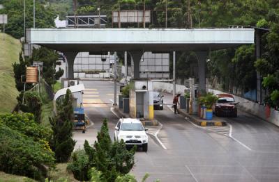 Pengendara mobil saat berada di jalan Tol Jakarta Outer Ring Road (JORR) di kawasan Kota Bekasi, Jawa Barat, Jumat (2/4/2021).