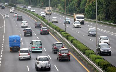 Pengendara mobil saat berada di jalan Tol Jakarta Outer Ring Road (JORR) di kawasan Kota Bekasi, Jawa Barat, Jumat (2/4/2021).