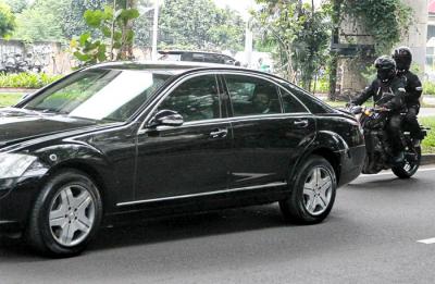 Mobil yang membawa Joko Widodo tiba di area Hotel Raffles, Jakarta, Sabtu (3/4/2021).