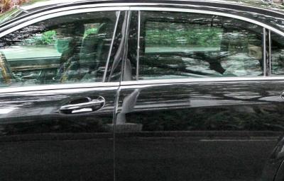 Mobil yang membawa Joko Widodo tiba di area Hotel Raffles, Jakarta, Sabtu (3/4/2021).